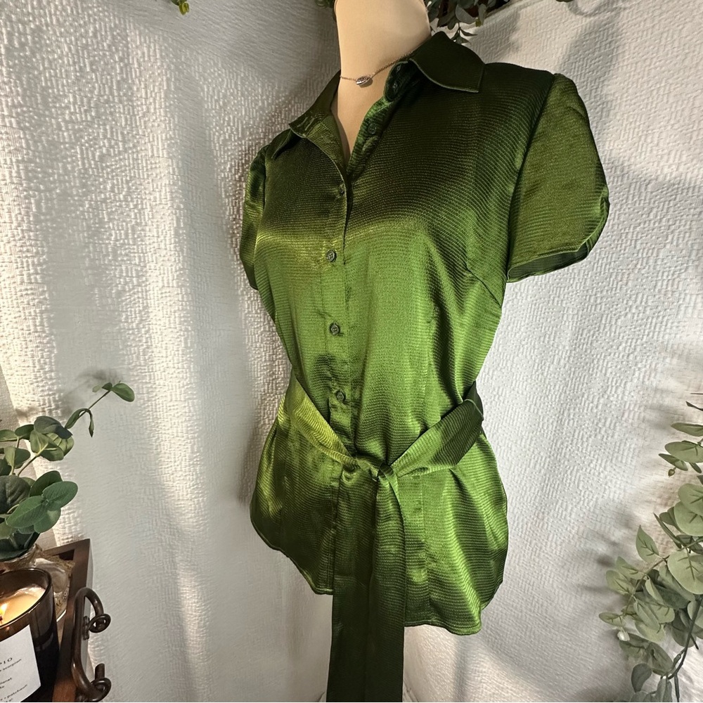 Apt. 9 Stretch Olive Short Sleeve Tie Waist Button Up Satin Shine Blouse Sz Med
